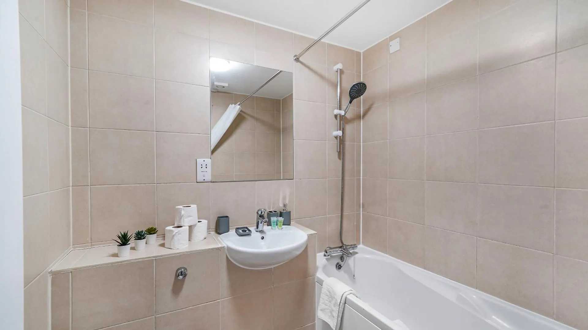 Boutique Central Hackney Abode - Balcony - Sleeps 6 London Apartment