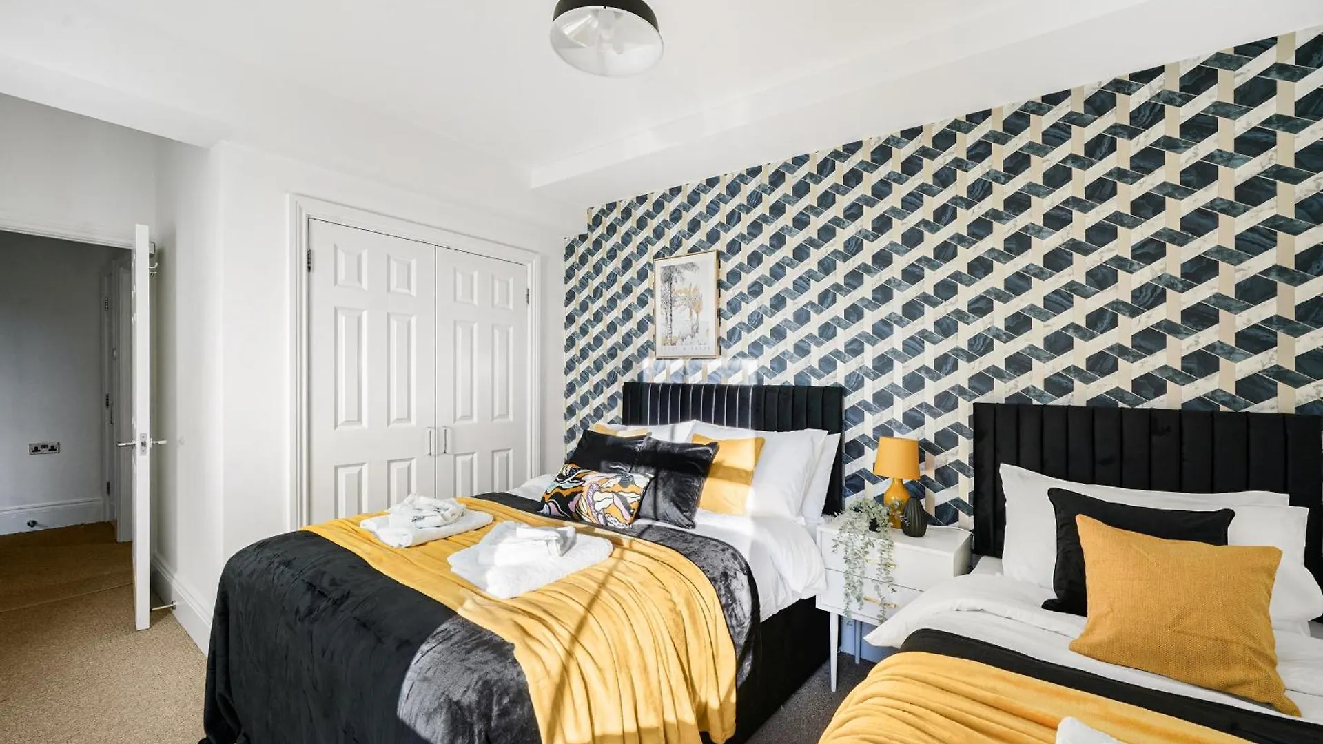 Boutique Central Hackney Abode - Balcony - Sleeps 6 London Apartment